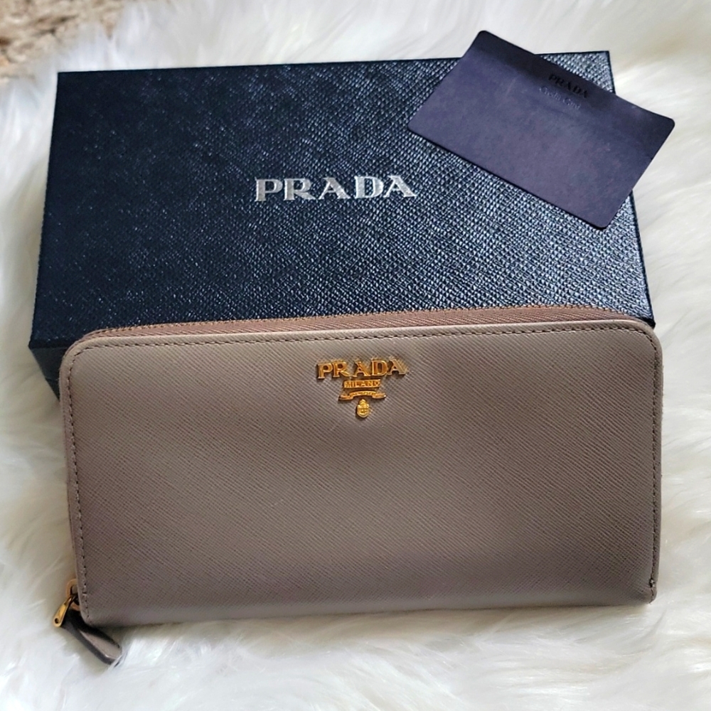 PRADA - Picture 1 of 16